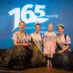 Menina que enfrenta leucemia é coroada Princesa Mirim da Oktoberfest