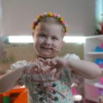 Menina que enfrenta leucemia é coroada Princesa Mirim da Oktoberfest
