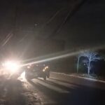 carro bate em poste na madrugada nesta segunda-feira, 15
