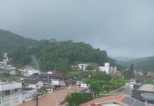 Chuva intensa provoca alagamentos em pontos críticos de Brusque