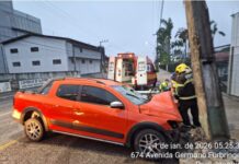 Homem fica ferido após colidir veículo contra poste em Brusque