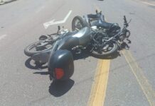 Colisão frontal entre motocicletas deixa dois feridos na avenida Primeiro de Maio, em Brusque