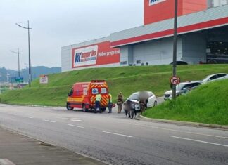 Motociclista fica ferido após colisão com carro na Avenida Bepe Rosa