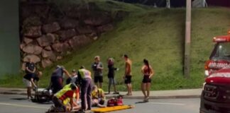 Motocicleta cai de viaduto e deixa dois jovens em estado grave em Brusque