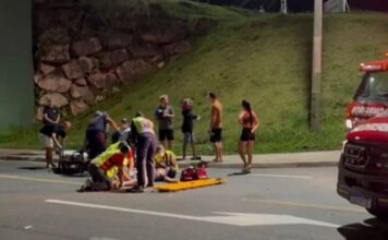 Motocicleta cai de viaduto e deixa dois jovens em estado grave em Brusque