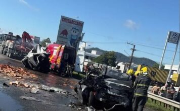 Grave acidente entre carro e caminhão interdita BR-101 em Itajaí e mobiliza helicóptero Arcanjo