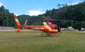 Acidente entre carro e motocicleta mobiliza socorro e helicóptero Arcanjo em Brusque