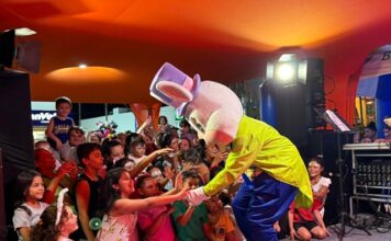 Ostern Brusque inicia com grande público na praça Barão de Schneeburg programação segue até a Páscoa