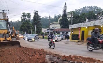 SAMAE informa rompimento de rede nas obras de drenagem da Primeiro de Maio