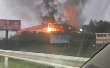 Incêndio em galpão mobiliza bombeiros em Brusque