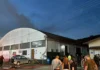 Incêndio de grandes proporções atinge galpões industriais no bairro Steffen, em Brusque