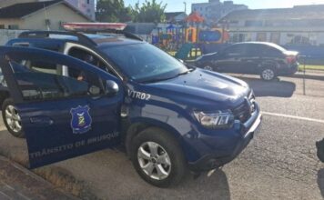 GTB quebra vidro de veículo para resgatar criança trancada em automóvel