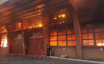 Atualização: Incêndio atinge galpão industrial em Brusque e mobiliza mais de 20 bombeiros