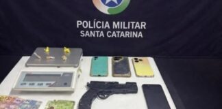 Homem é preso por tráfico e posse de arma em Brusque