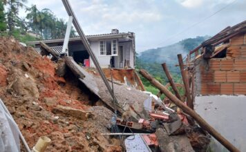 Fortes chuvas causam deslizamentos e interdição de casa em Brusque