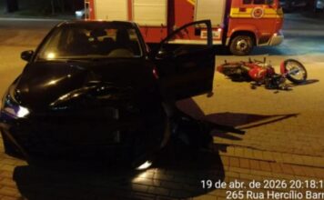Acidente entre carro e moto deixa homem ferido