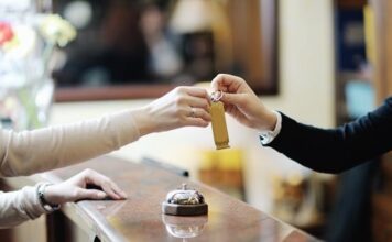 Hotéis têm até 20 de abril para adotar ficha digital de hóspedes