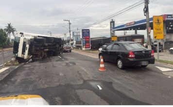 Caminhão tomba após acidente na SC-486 em Itajaí