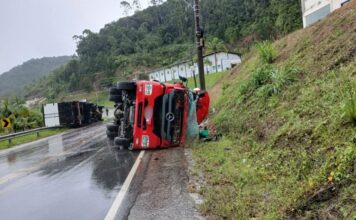 Colisão entre caminhões é registrada na SC-486 em Botuverá
