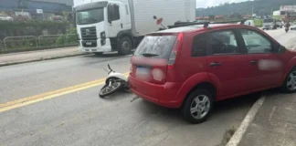 Colisão entre carros e motocicleta deixa motoboy ferido na Beira-Rio, em Brusque