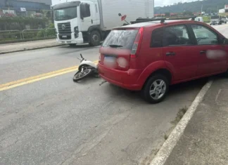 Colisão entre carros e motocicleta deixa motoboy ferido na Beira-Rio, em Brusque
