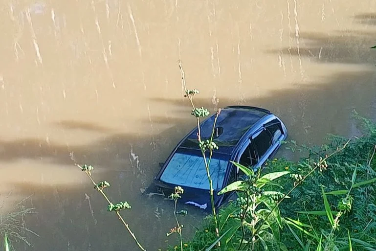 Carro é encontrado dentro do rio Itajaí-Mirim e mobiliza equipes de resgate em Brusque