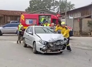 Acidente entre caminhão e carro deixa duas pessoas feridas no bairro Tomaz Coelho, em Brusque