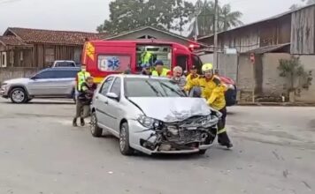 Acidente entre caminhão e carro deixa duas pessoas feridas no bairro Tomaz Coelho, em Brusque