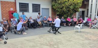 “O remédio invisível”: Projeto que leva piano para dentro de UTIs e quebra a frieza do ambiente hospitalar chega a Santa Catarina