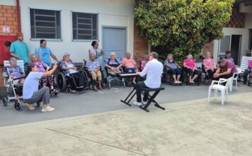 “O remédio invisível”: Projeto que leva piano para dentro de UTIs e quebra a frieza do ambiente hospitalar chega a Santa Catarina