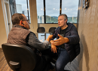 Deputado Napoleão Bernardes fala sobre projetos para autismo, trânsito e cenário político em entrevista à Diplomata FM