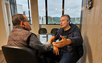 Deputado Napoleão Bernardes fala sobre projetos para autismo, trânsito e cenário político em entrevista à Diplomata FM