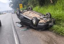 Motorista fica ferido após saída de pista seguida de capotamento