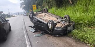 Motorista fica ferido após saída de pista seguida de capotamento