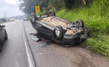 Motorista fica ferido após saída de pista seguida de capotamento