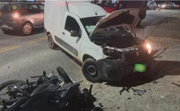 Colisão entre carro e moto deixa homem ferido em Brusque