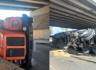 Carreta tomba em viaduto da SC-486 em Itajaí