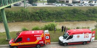 Homem cai de passarela e mobiliza bombeiros em Brusque