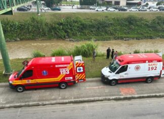 Homem cai de passarela e mobiliza bombeiros em Brusque