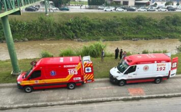 Homem cai de passarela e mobiliza bombeiros em Brusque