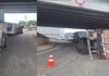 Carreta tomba após quebra de acoplamento na SC-486 em Itajaí