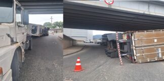 Carreta tomba após quebra de acoplamento na SC-486 em Itajaí