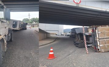 Carreta tomba após quebra de acoplamento na SC-486 em Itajaí