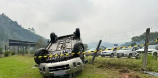 Motorista perde controle da direção e capota veículo em Guabiruba