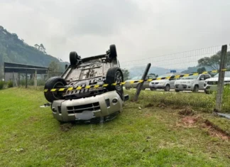 Motorista perde controle da direção e capota veículo em Guabiruba