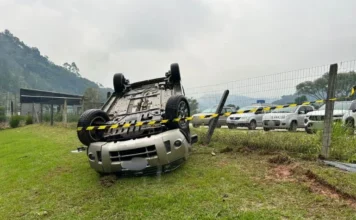 Motorista perde controle da direção e capota veículo em Guabiruba
