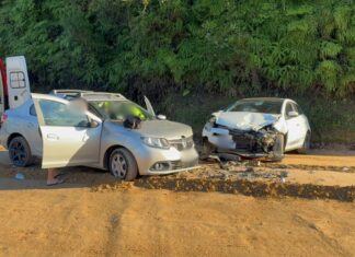 Idosa fica presa às ferragens em grave acidente no Centro de Guabiruba