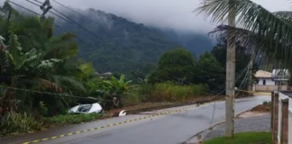 Vídeo: Motorista fica ferido após carro sair da pista e atingir poste em Botuverá