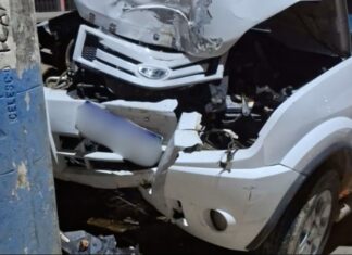 Homem que bateu carro contra poste em Guabiruba morre no hospital
