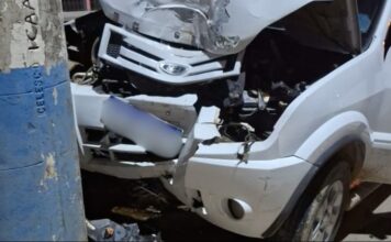 Homem que bateu carro contra poste em Guabiruba morre no hospital